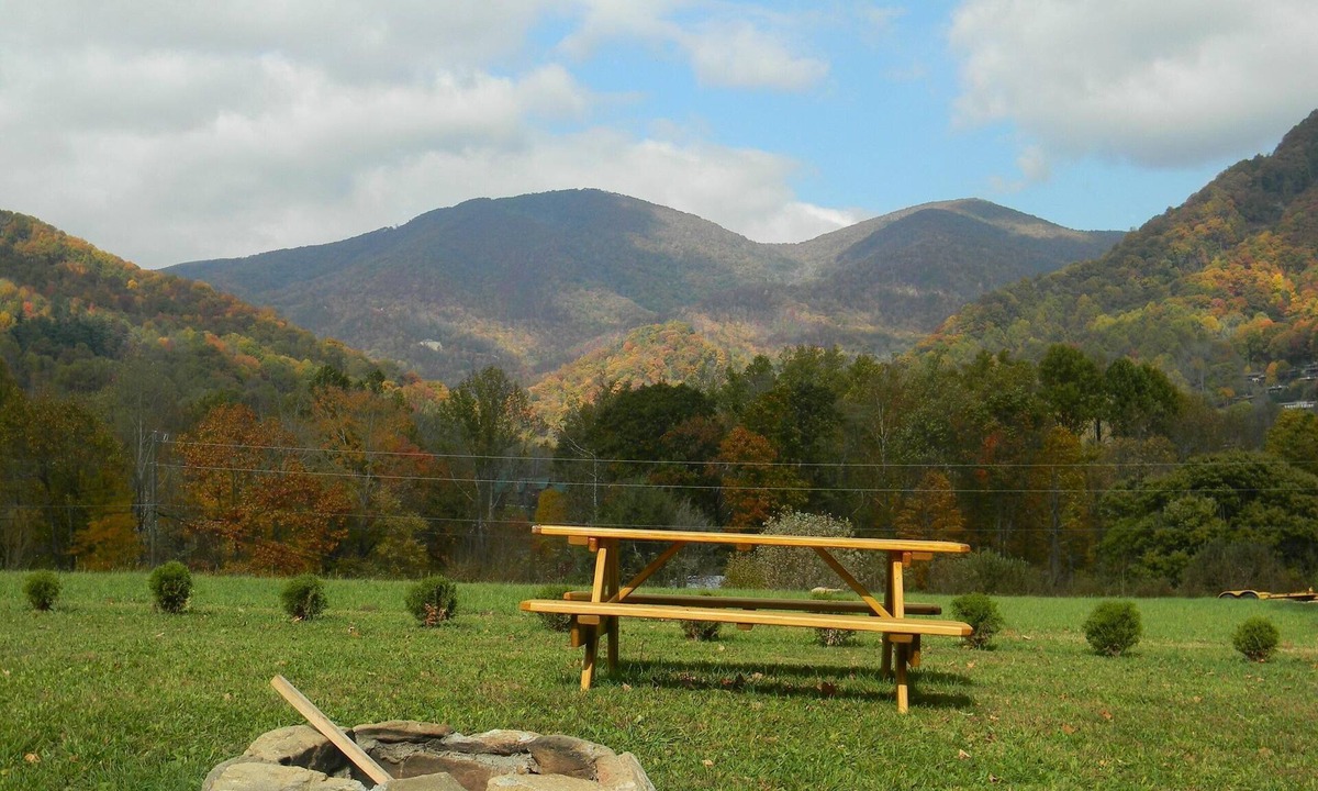 Maggie Valley Cabin | Log cabin with Country feel and awesome views