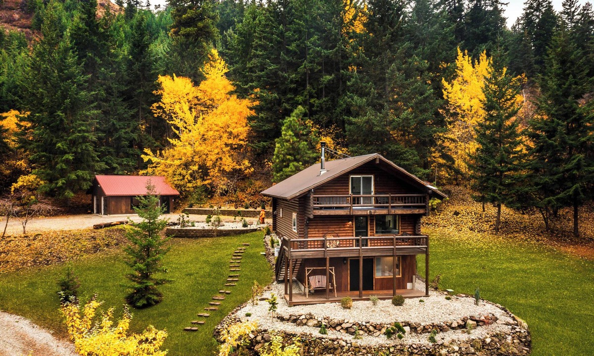 Cle Elum Cabin | Log cabin with Mountain View,Jacuzzi, Pool Table and winter snow. 8ac No CCR
