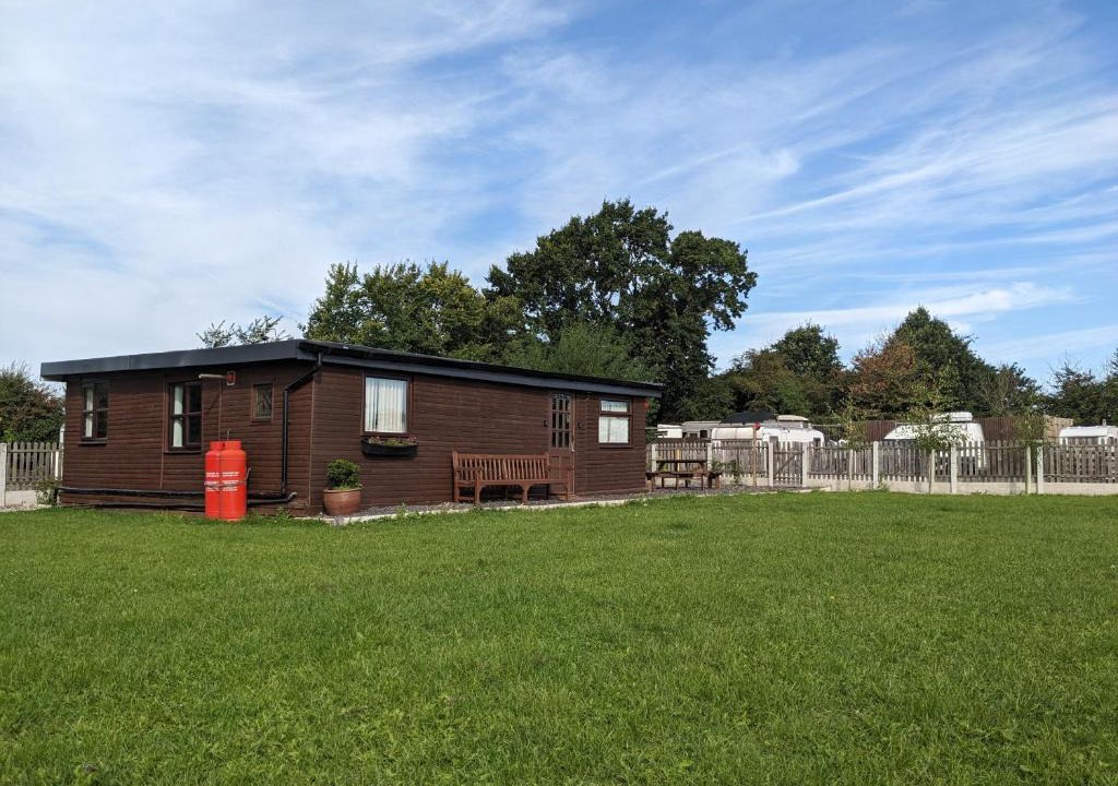 Haxey Other | Log cabin with secure garden