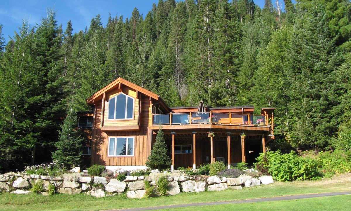 Leavenworth House | Log cabin with views and large deck. Golf! Ski!