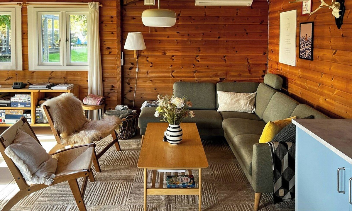 Ørsted House | Log cabin with water views near Fjellerup beach