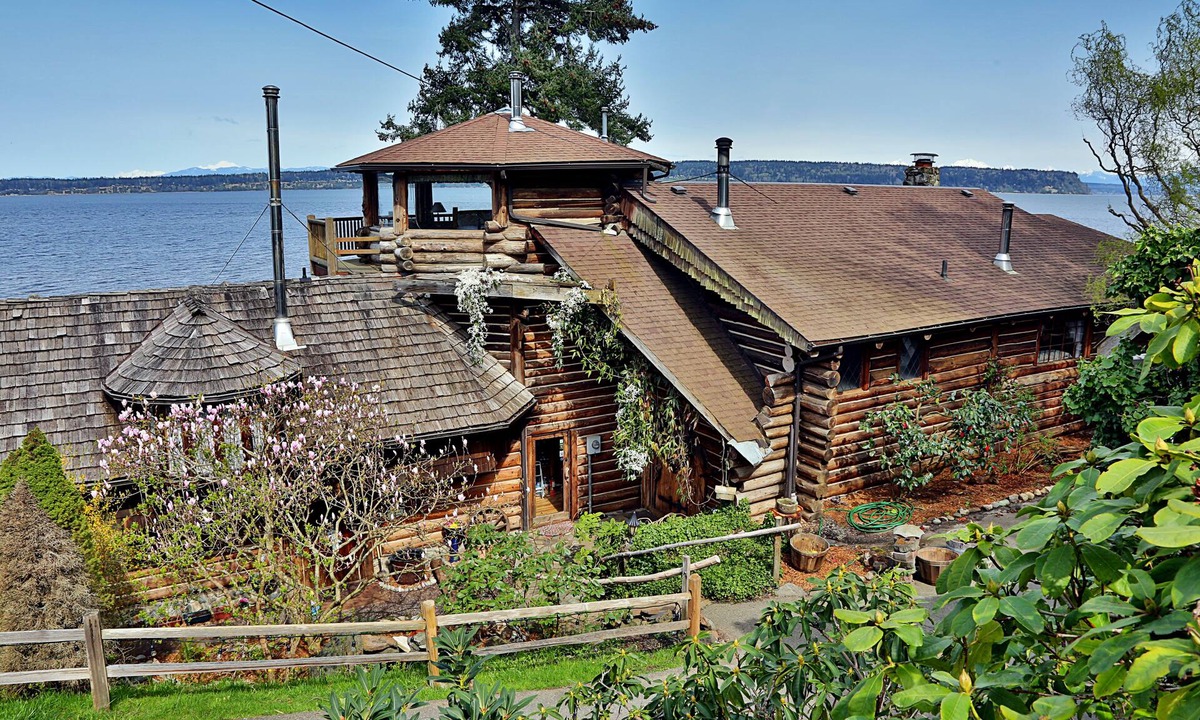 Langley House | Log Castle - On the Beach, Expansive Sound/Mountain View
