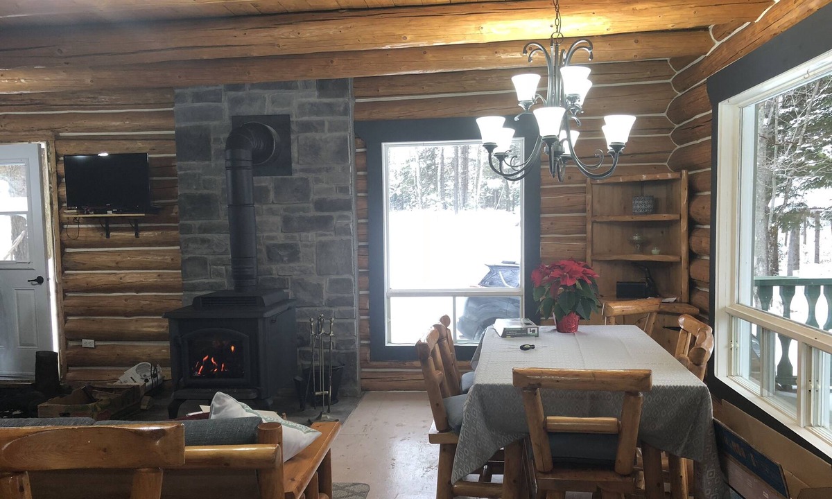 Leslie-Clapham-et-Huddersfield Ski Chalet | Log chalet at only 75 minutes from Ottaw