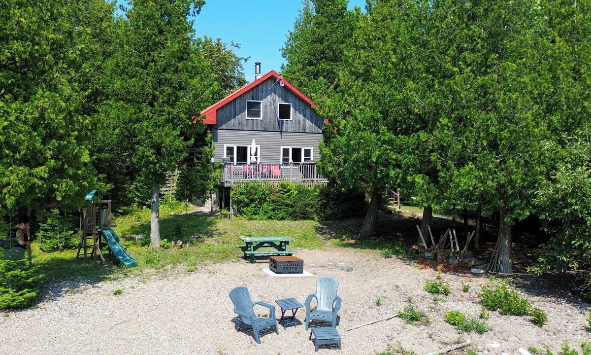 Providence Bay Cottage | Log Cottage on Lake Huron – Peaceful South Shore Escape on Manitoulin Island.