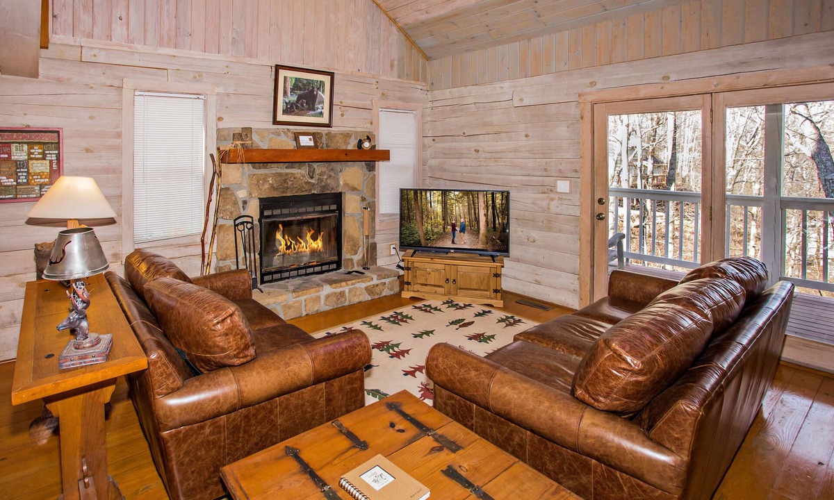 Chalet Village Cabin | Log Heaven PET-FRIENDLY, BEAR SIGHTING, HOT TUB