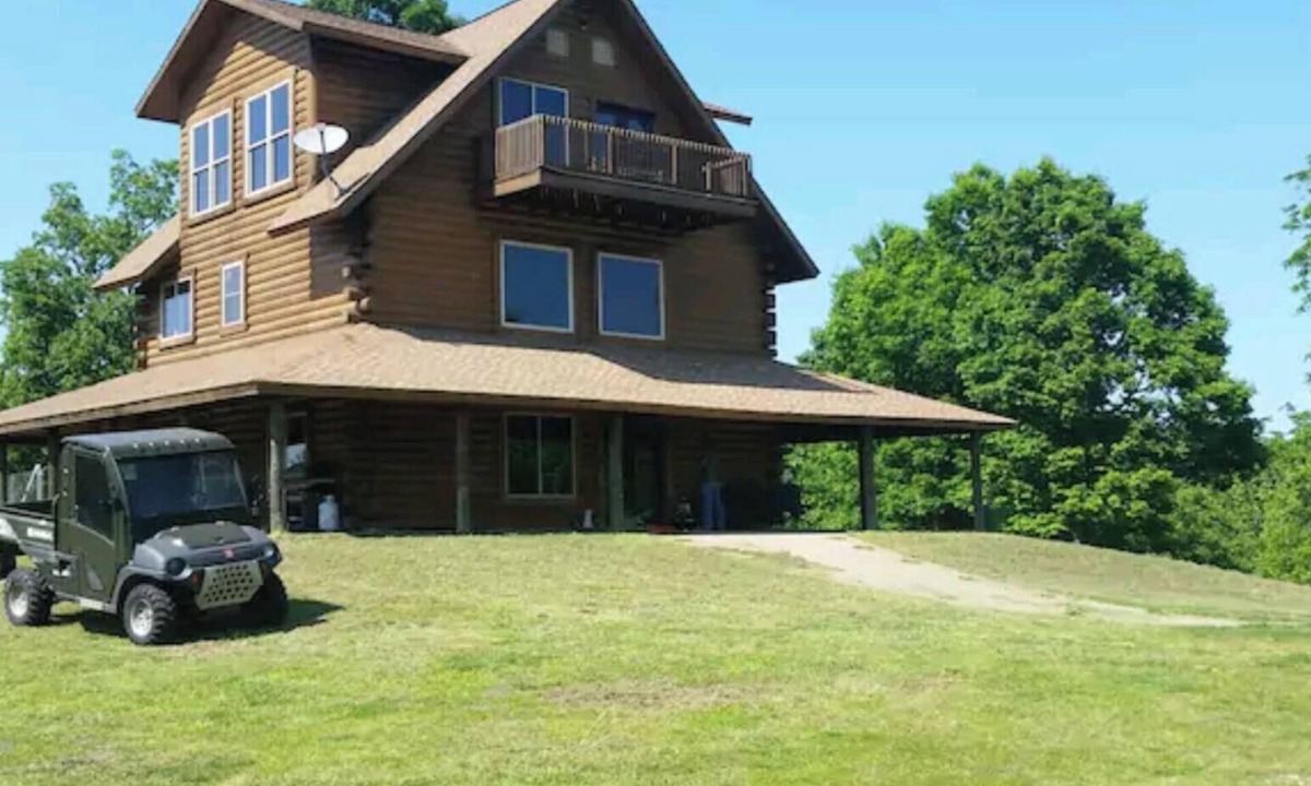 Yellville House | LOG HOME CANINE RETREAT