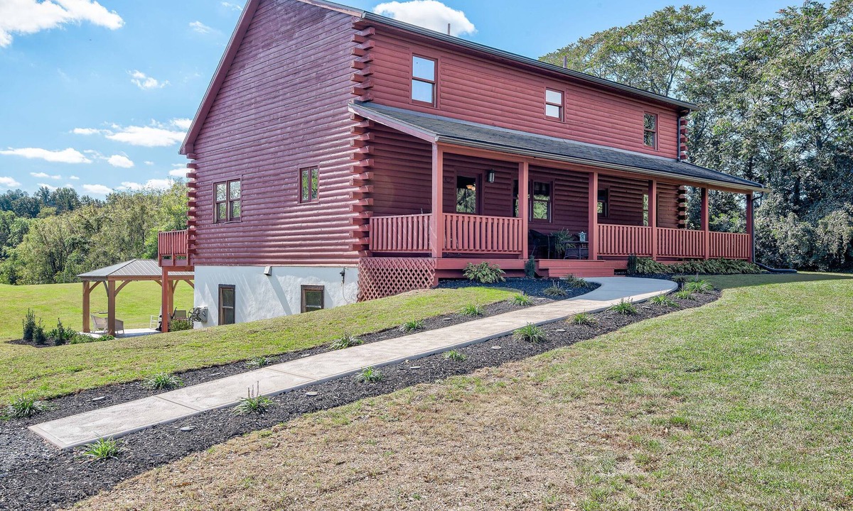 Harrisburg House | Log Home on 8 Acres close to Hershey attractions