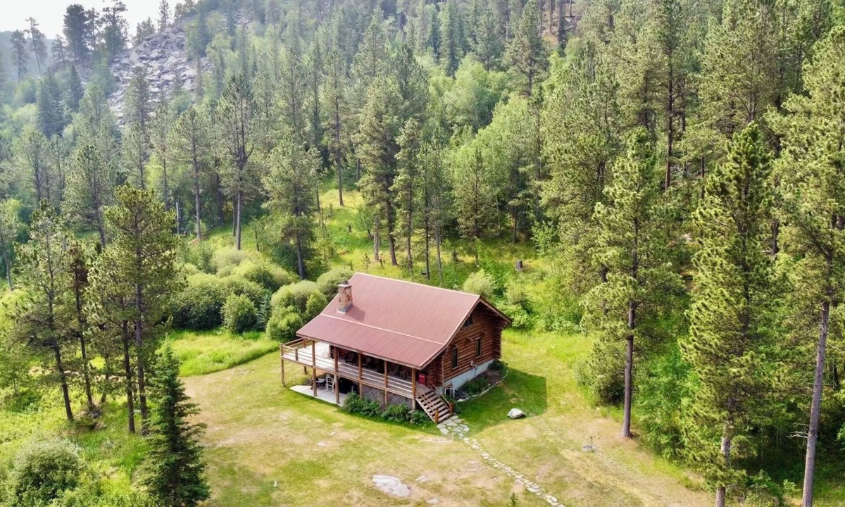 Custer House | Log Home, secluded on a creek