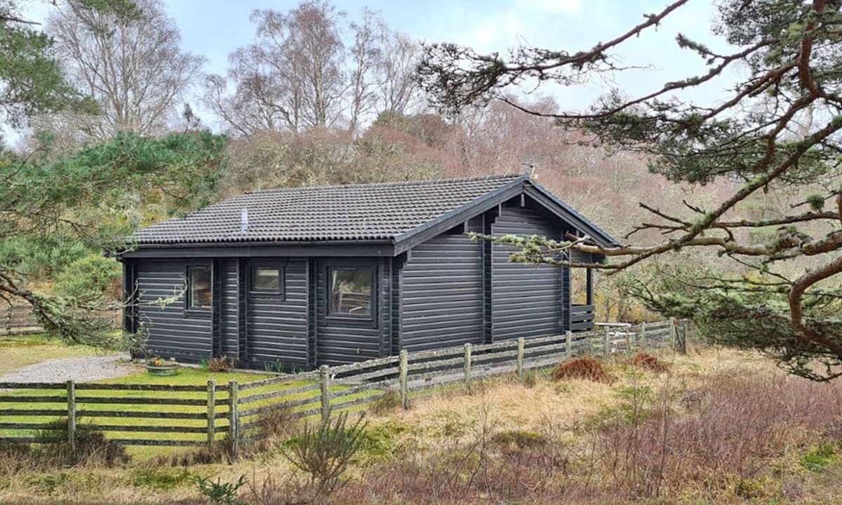 Brora Cabin | Log lodge with private Loch