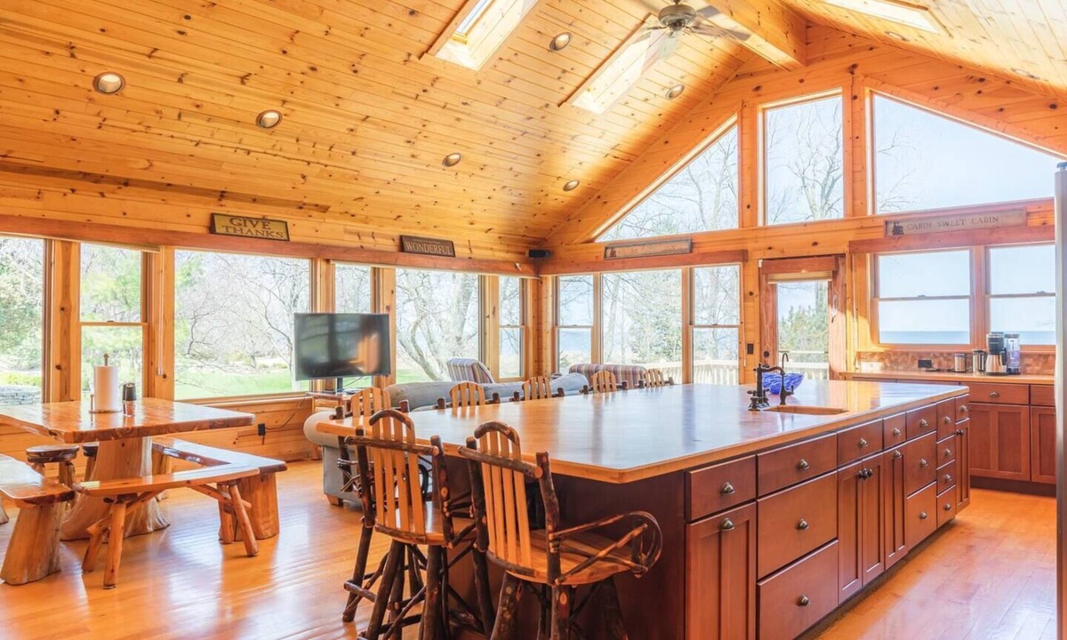 Pigeon Cabin | Log Lover's Dream on Sand Point
