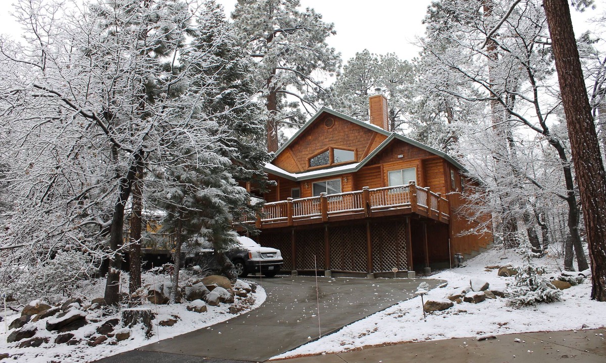 Big Bear Lake Cabin | Log Style Cabin in Moonridge, 3bd, 3ba, Sleeps 9, Walk To Slopes, Ntl. Forest
