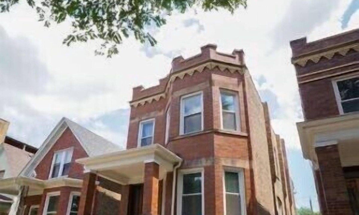 Logan Square Apartment | Logan Square 2 BR/1 BA-modern, near METRA