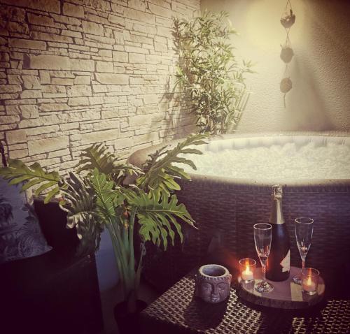 Saint-Dolay House | Logement cosy avec piscine et jacuzzi privatifs