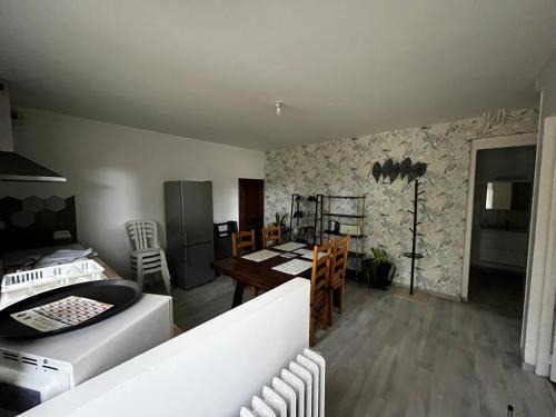 Bagnoles-de-l'Orne House | Logement sous maison habitée en face de la foret petite cour