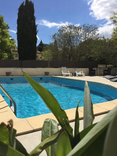 Tavel Hotel | Logis Auberge De Tavel