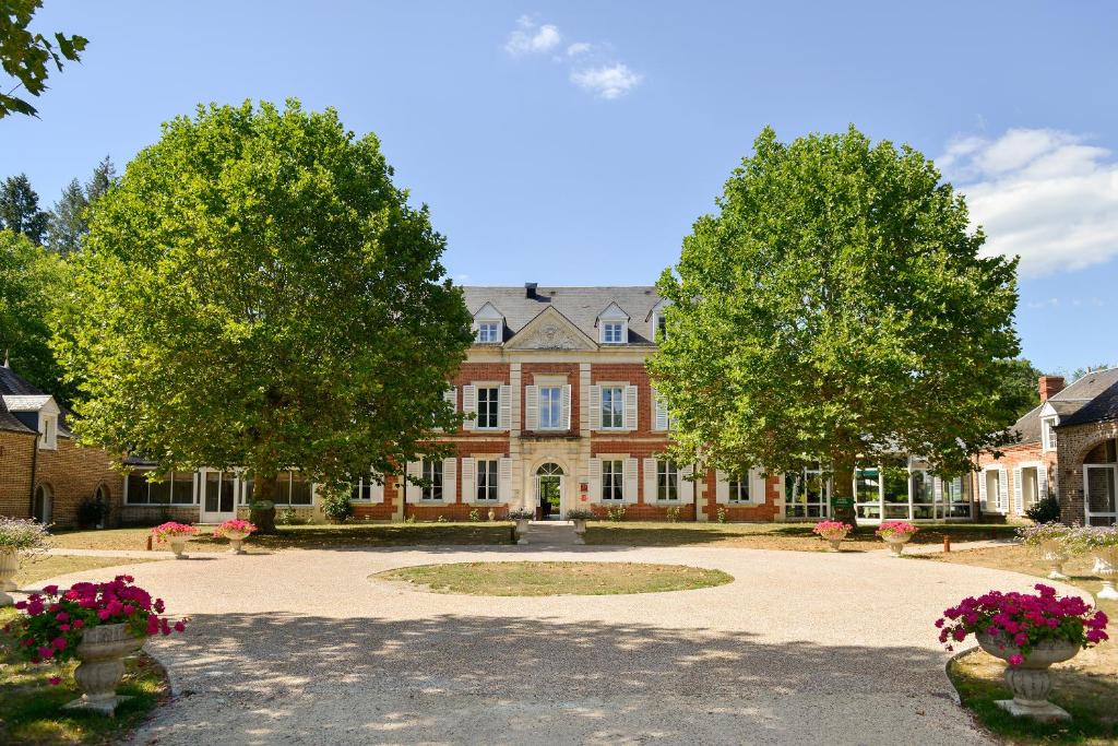 Salbris Hotel | Logis Domaine De Valaudran
