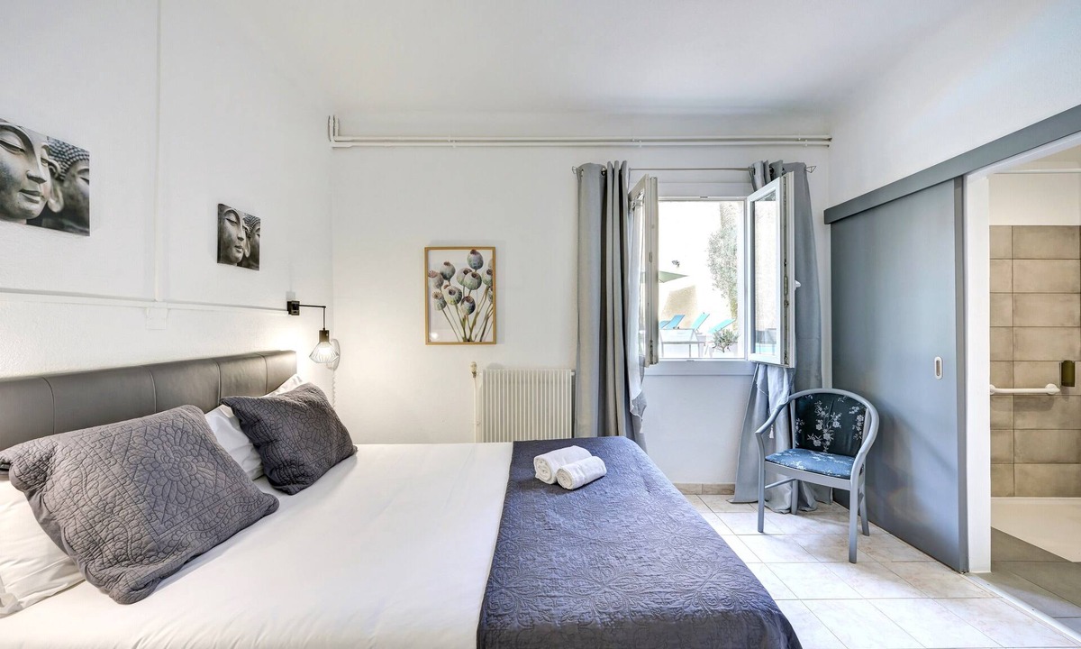 Entraigues-sur-la-Sorgue Hotel | Logis Hôtel La Bastide d'Entraigues