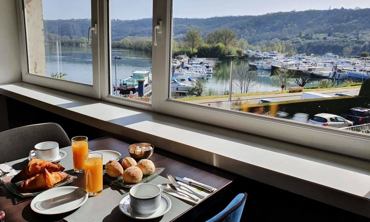 Les Roches-de-Condrieu Hotel | Logis Hôtel Le Bellevue