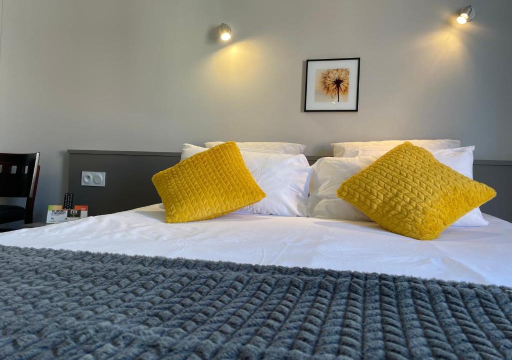 Lourdes Hotel | Logis Hôtel Castel de Mirambel