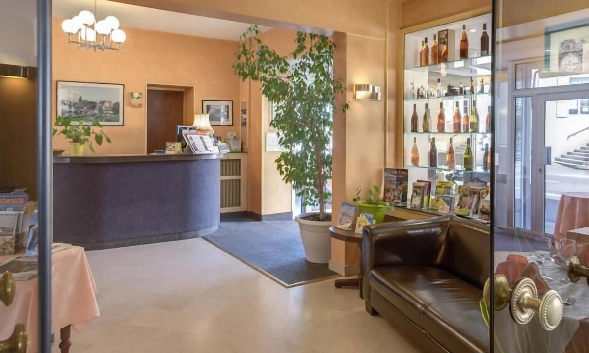 Beaumont-sur-Sarthe Hotel | Logis hôtel de la Barque