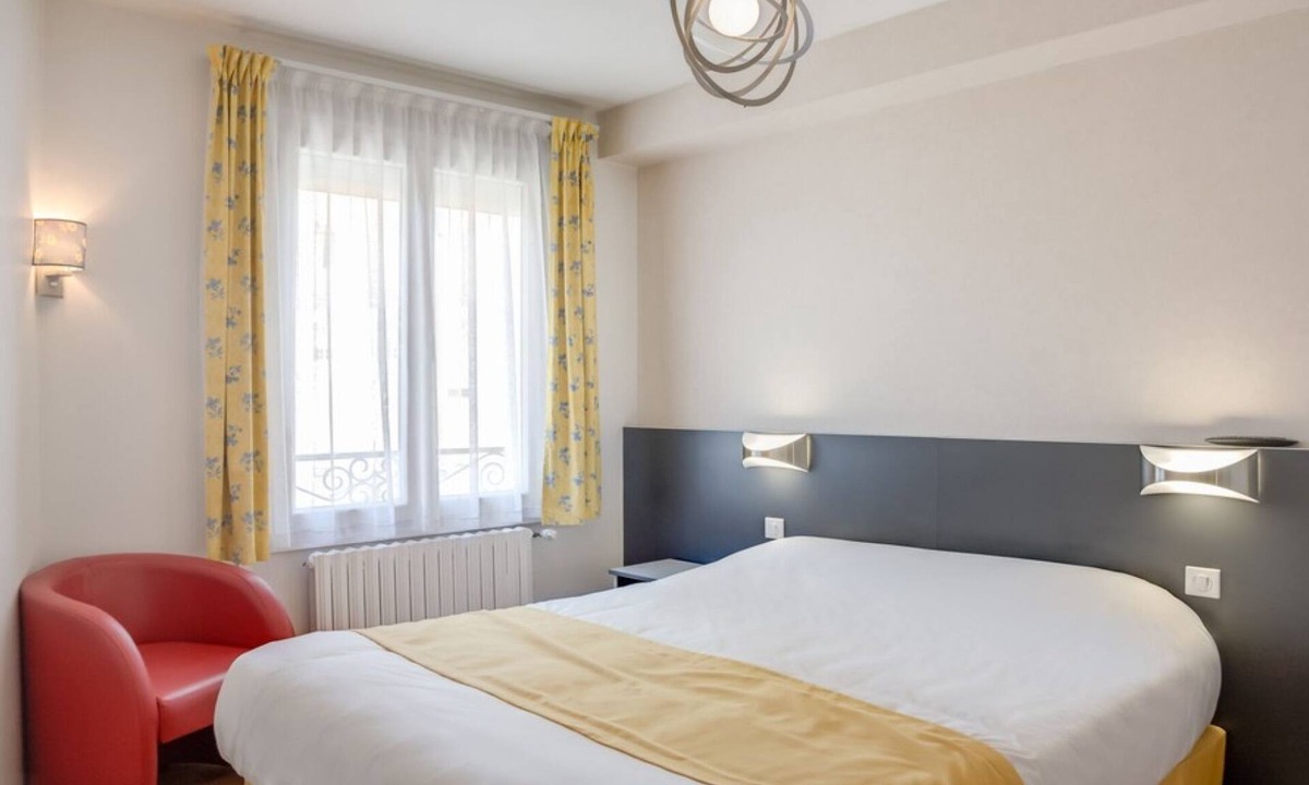 Beaumont-sur-Sarthe Hotel | Logis hôtel de la Barque