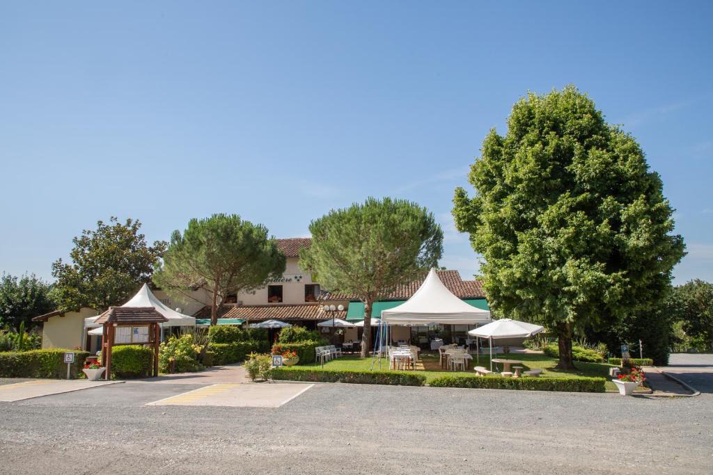 Cuq-Toulza Hotel | Logis Hôtel et Restaurant La Bombardière
