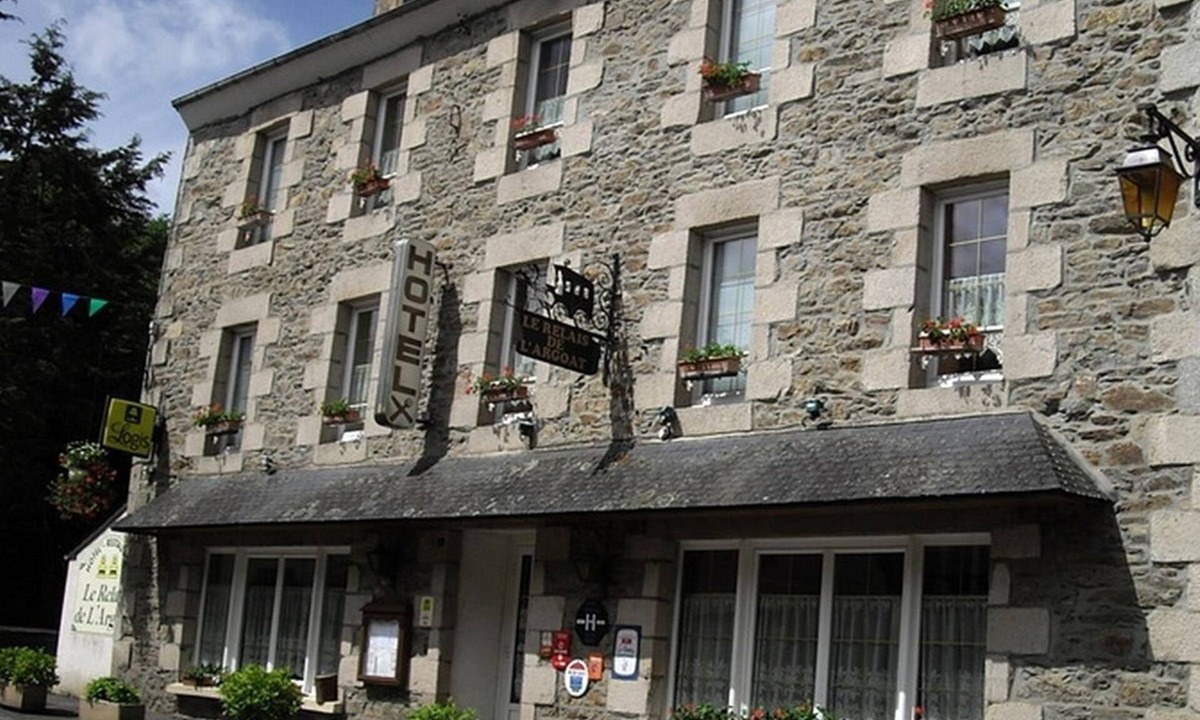 Belle-Isle-en-Terre Hotel | Logis Hôtel le Relais de l'Argoat