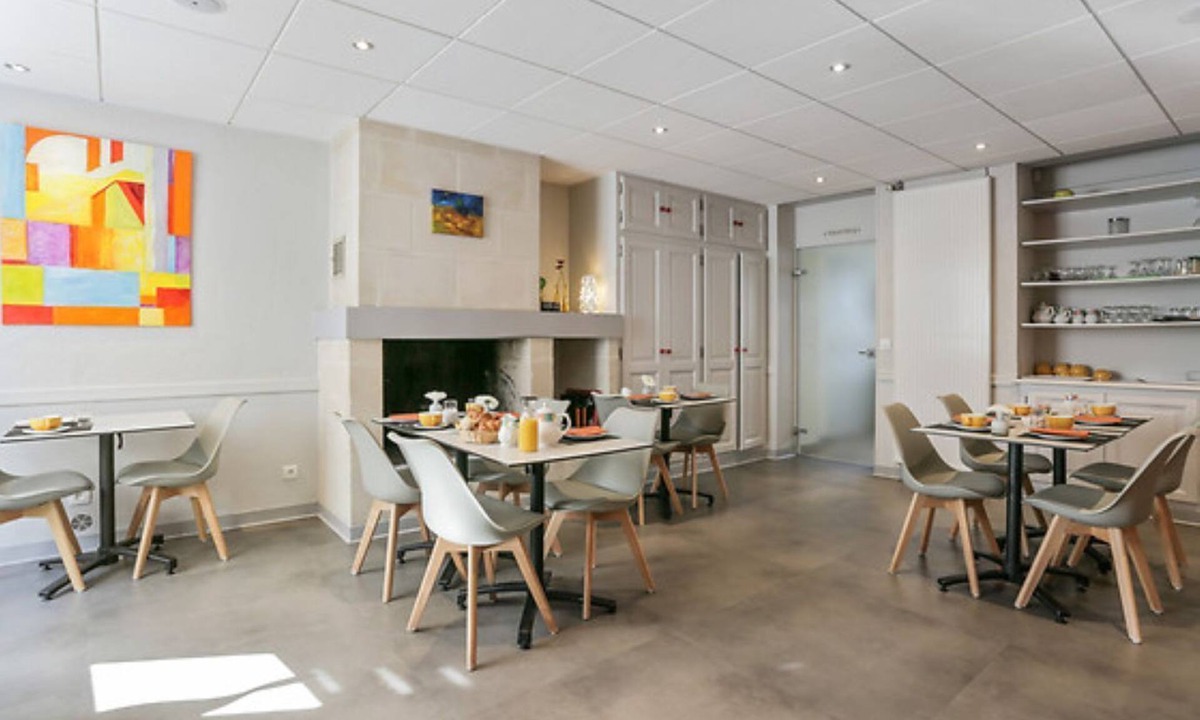 Vernantes Hotel | Logis Hôtel Le Pélican & son restaurant