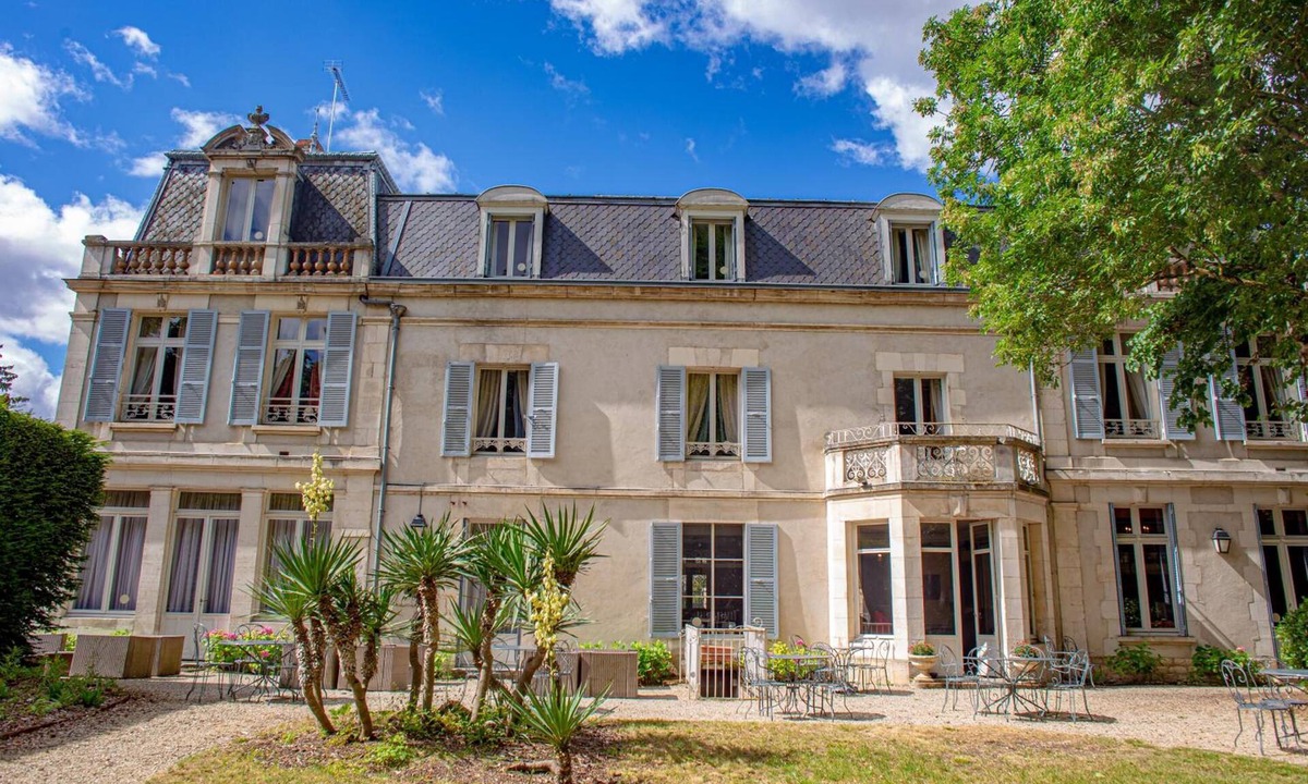 Auxerre Hotel | LOGIS HÔTEL LES MARÉCHAUX