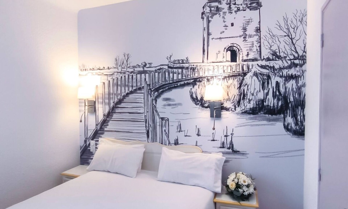 Beaucaire Hotel | Logis hôtel Les Vignes Blanches