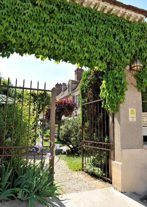 Saint-Florentin Hotel | LOGIS - Hôtel Restaurant Les Tilleuls