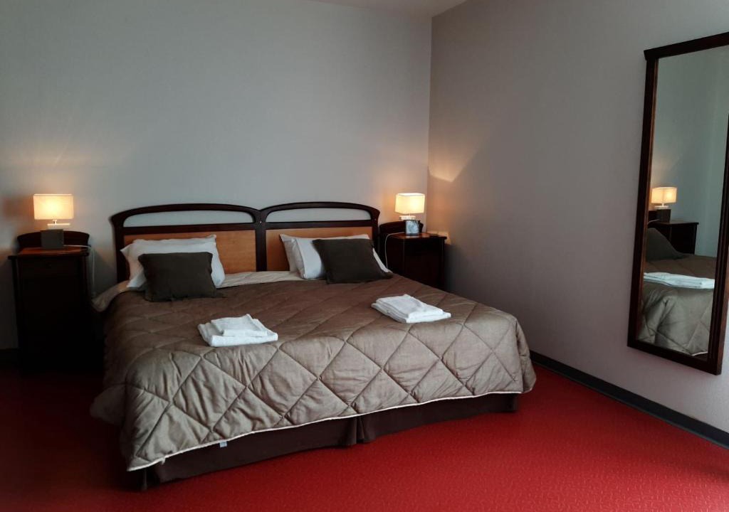 Chartronges Hotel | LOGIS - Hôtel & Restaurant le Grand Terre