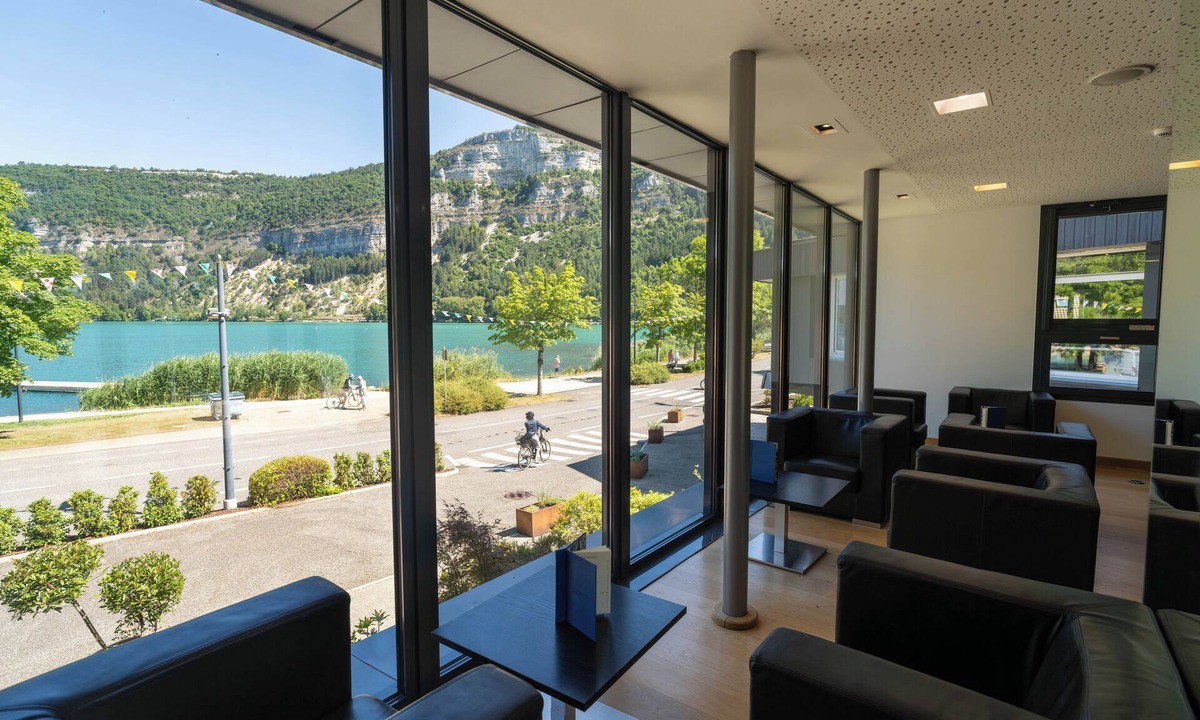 Nantua Hotel | Logis Hotel L'Embarcadère