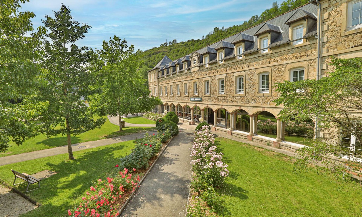 Salles-la-Source Hotel | LOGIS HOTEL - L'HÔTEL DES BAINS