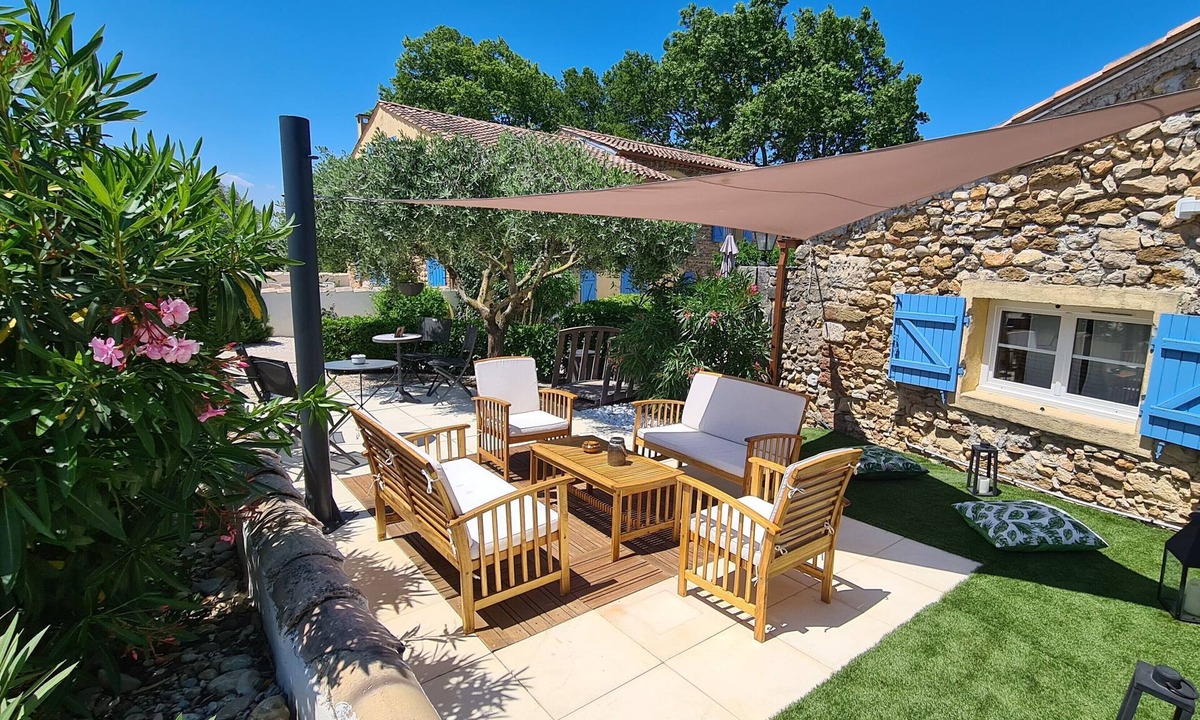 Suze-la-Rousse Hotel | Logis Hotel La Bastide St Bach