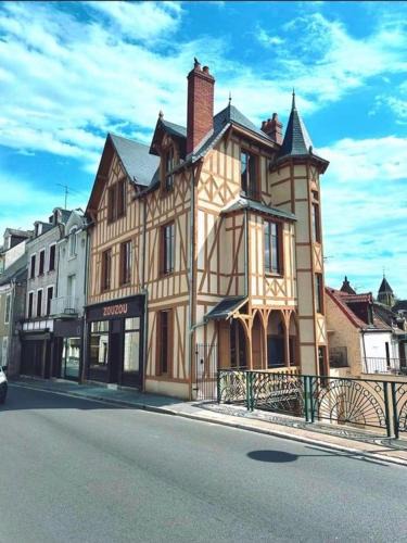 Vierzon Bed & Breakfast | Logis Hotel La Maison à Pan De Bois