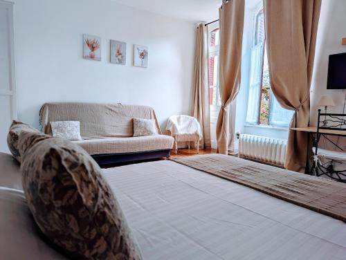 Bourbon-Lancy Hotel | Logis Hotel La Tourelle du Beffroi