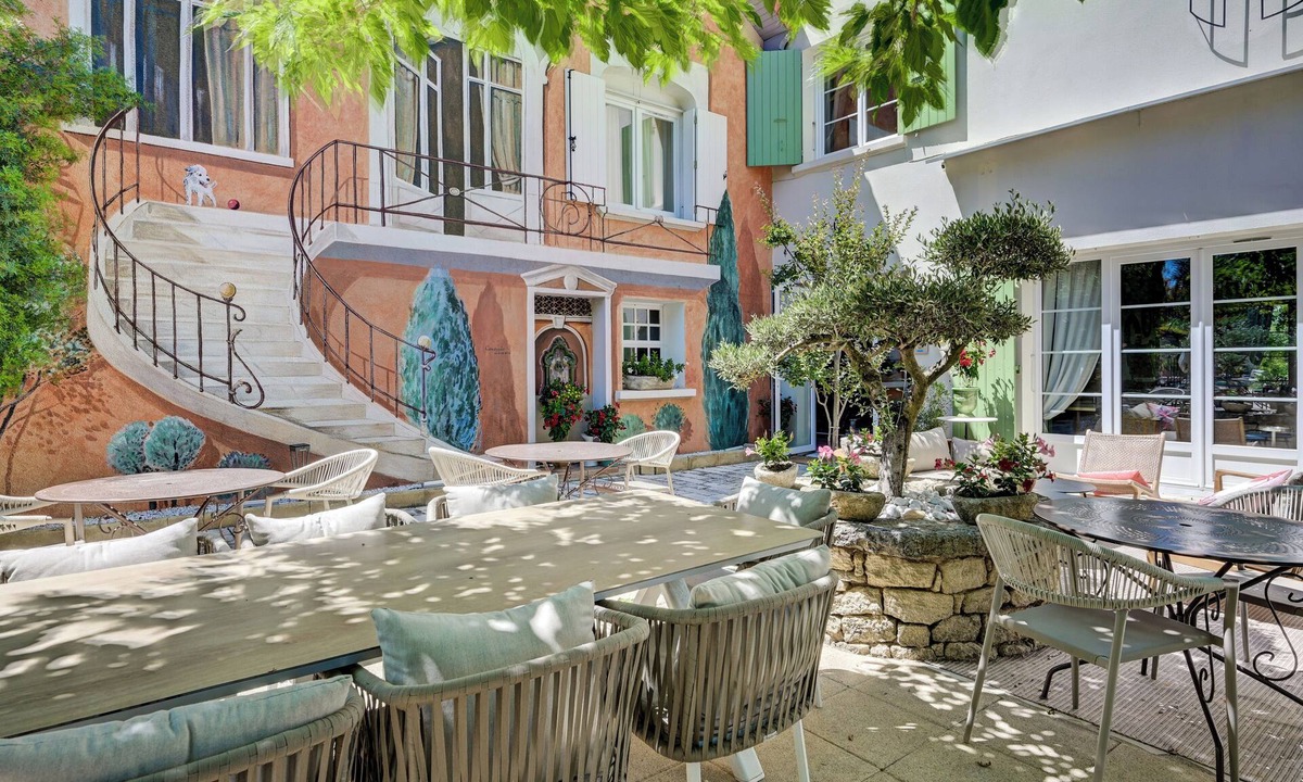 Monteux Hotel | Logis Hotel Le Blason de Provence