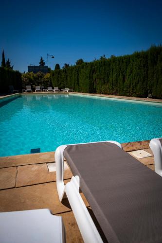 Beaucaire Hotel | Logis Hotel Les Vignes Blanches