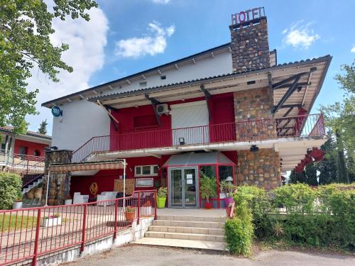 Grisolles Hotel | Logis Hotels - Hôtel et Restaurant Le Relais des Garrigues
