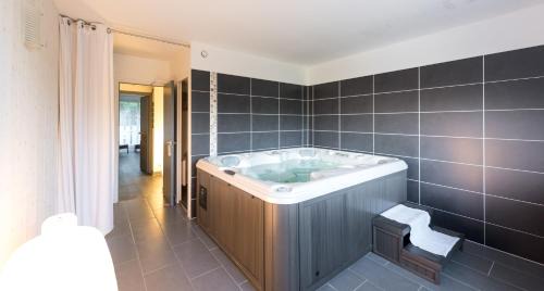 Locronan Hotel | Logis Latitude Ouest Hôtel Restaurant & Spa