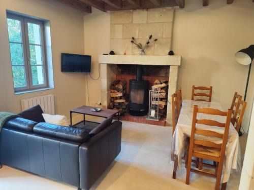 Dampierre-sur-Loire House | Logis troglodyte cosy & vue sur la Loire