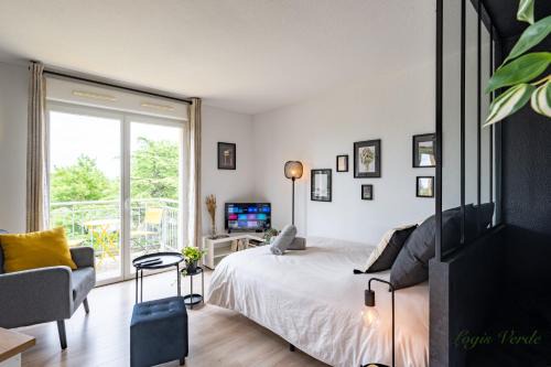 Chatellerault Apartment | Logis Verde - Vue Nature & Parking Privé, A10 à 5min