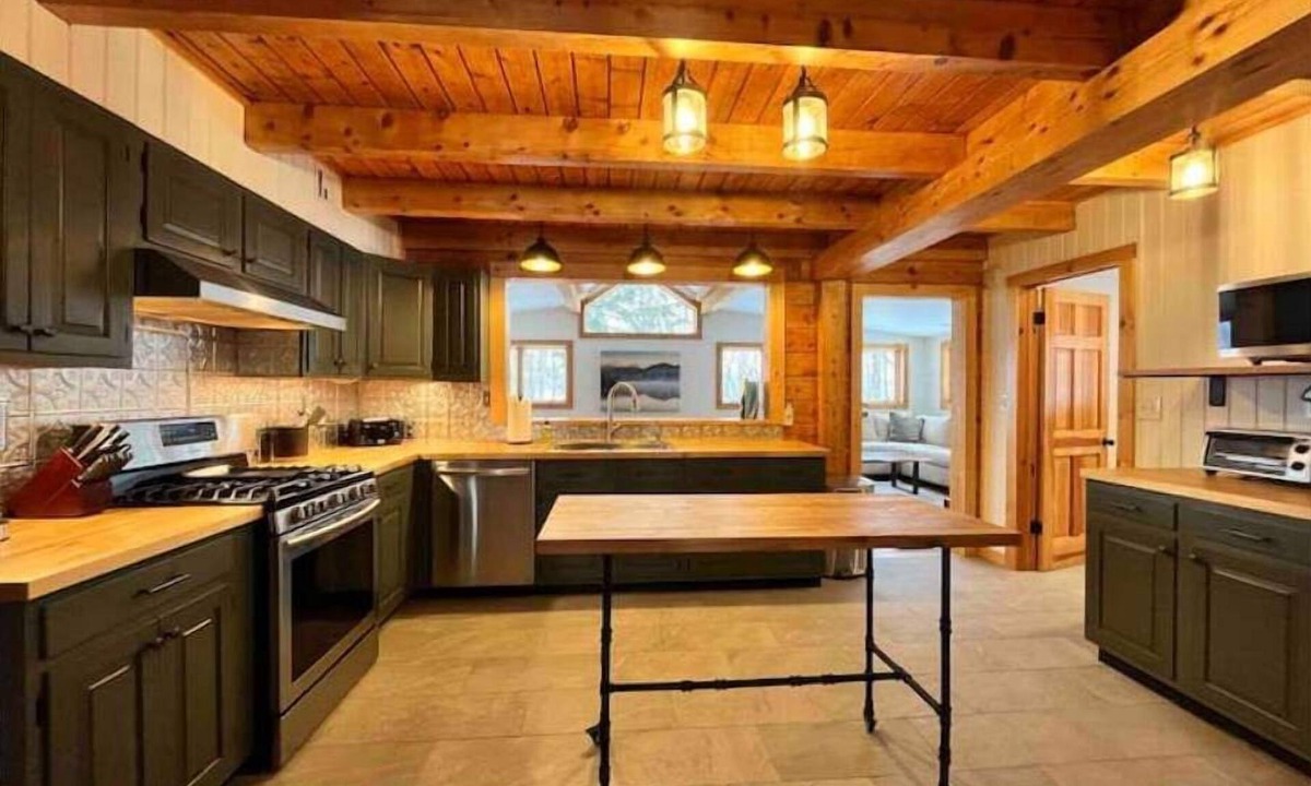 Maplecrest Cabin | Logtastic cabin in Windham with Hot Tub