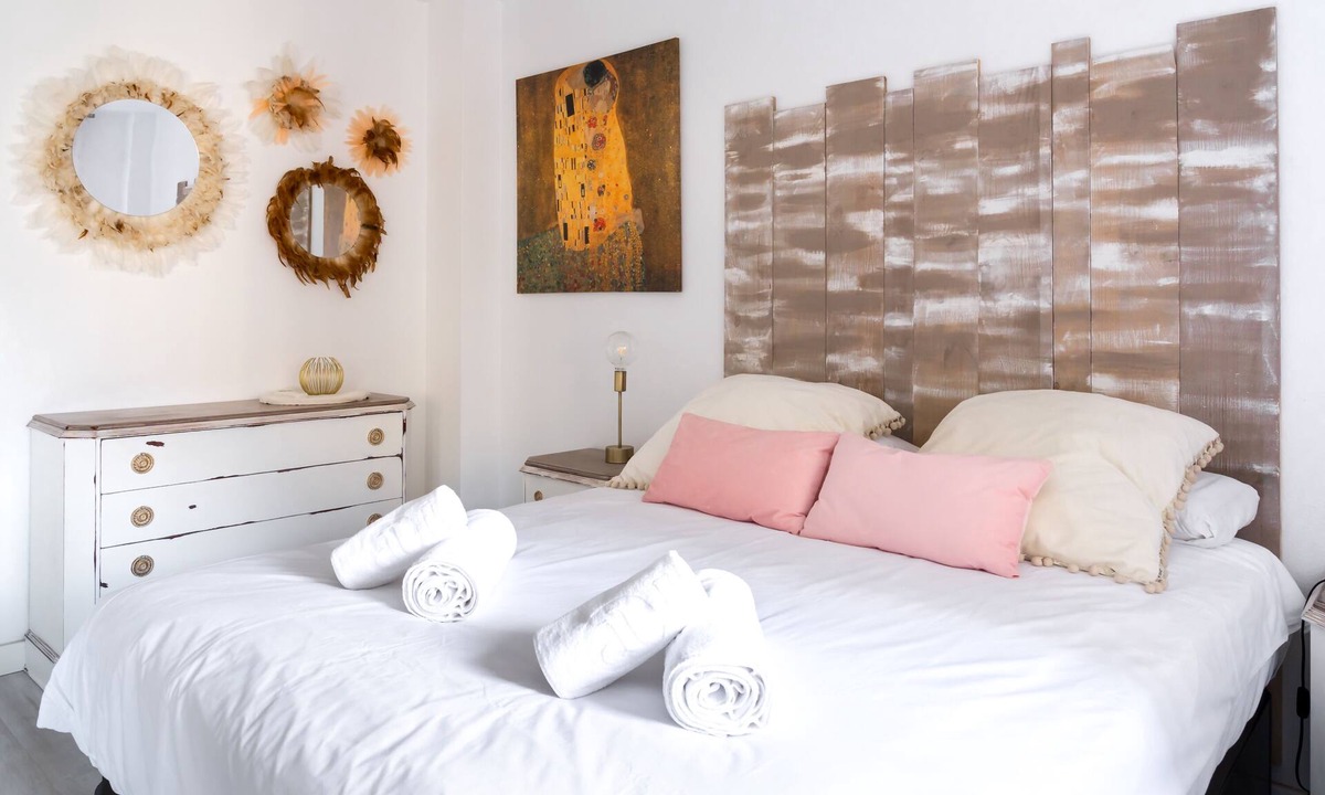 Delicias Apartment | LOIRA FERREIRO: Spaciousness in a Residential Area