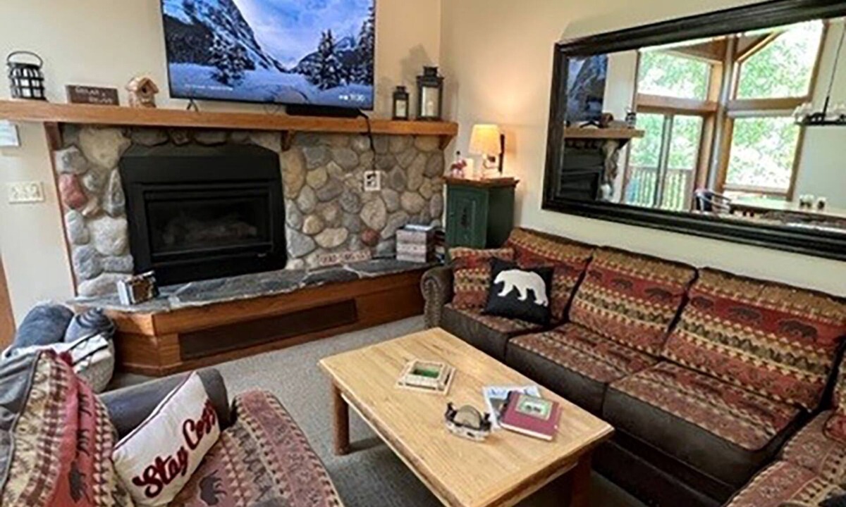 Lutsen House | Lola’s Lodge Ski-In/Ski-Out 3 bedroom Lodge near hiking/golf