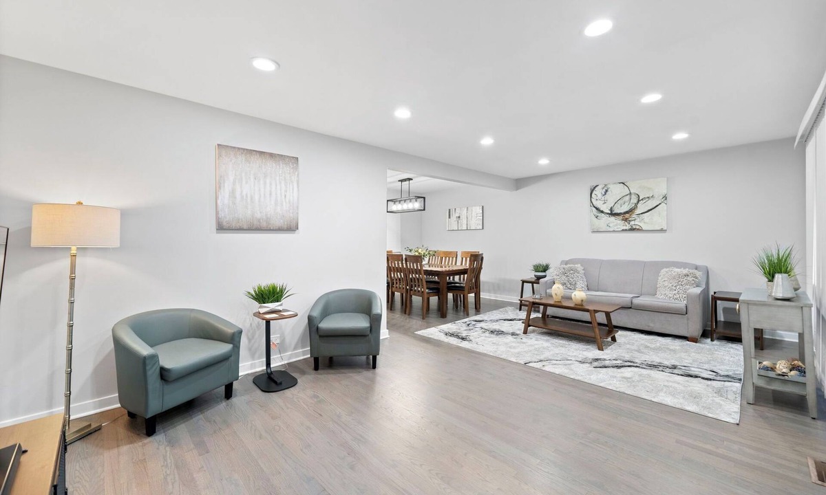 Lombard House | Lombard Rental - Central Ave