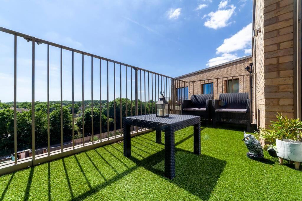 Yiewsley Apartment | London Heathrow Skyline Deluxe 2bd Condo