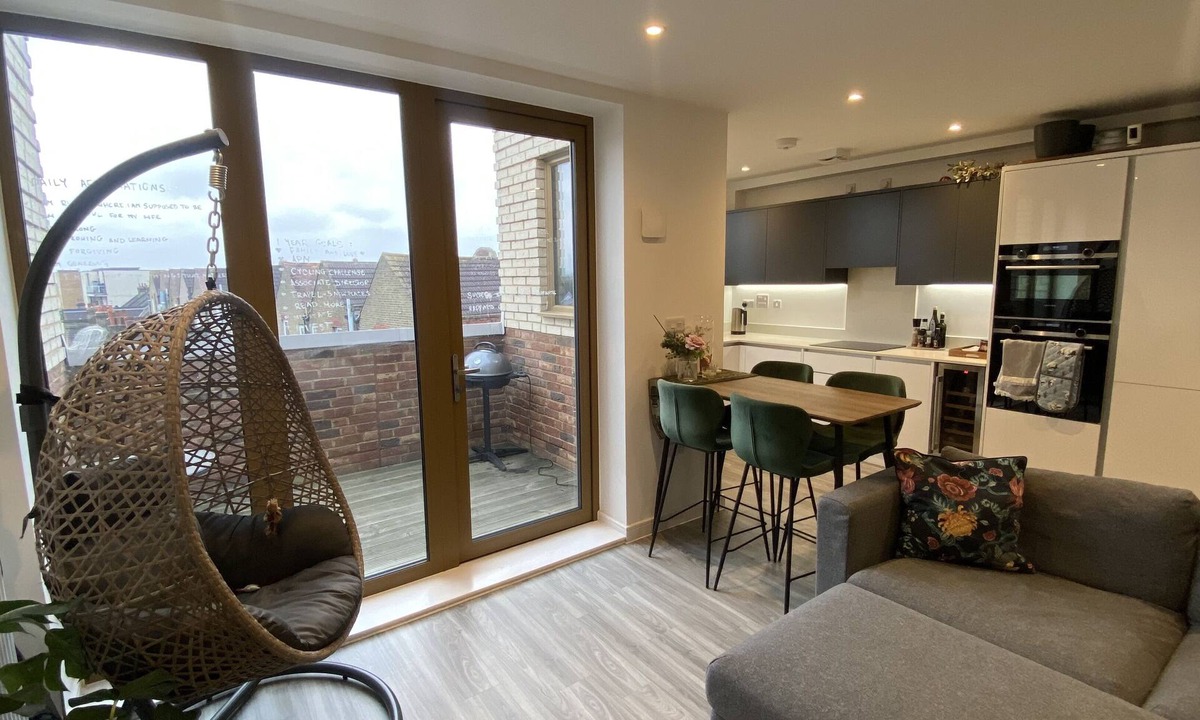 Graveney Apartment | London Luxe: Stylish studio