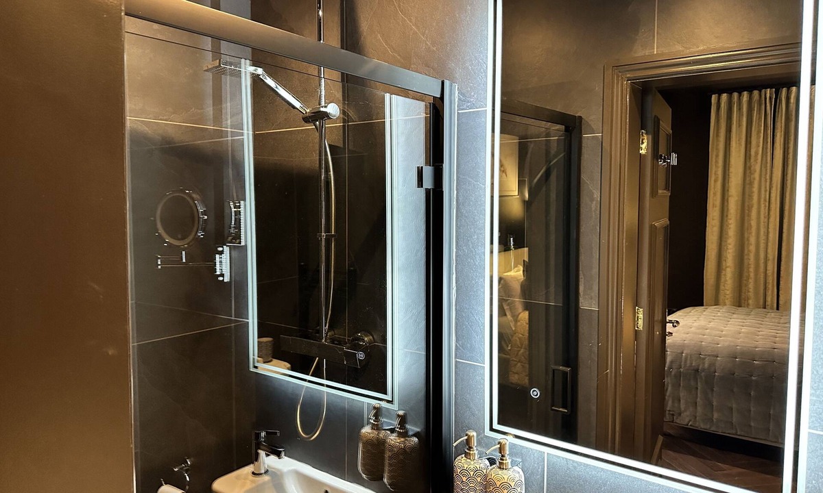 Haggerston Apartment | London Studio Flat, Double Bed, En-suite Bathroom & Kitchenette.